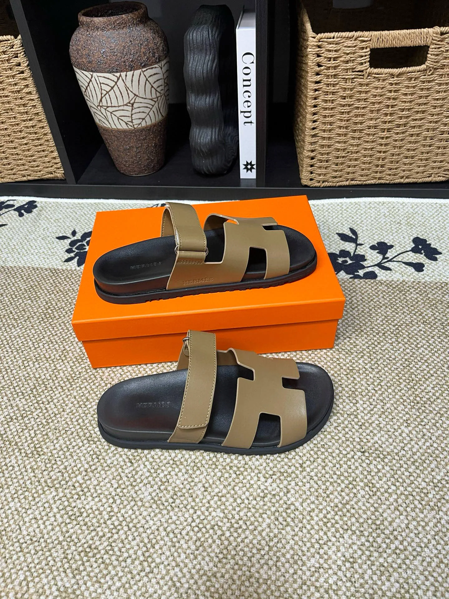 P300 Long-term stock Hermes men’s Kazimir slippers for couples - top quality woven calfskin functional sandals with intertwined uppers inspired by the “H” iconic pattern to create a casual look, perfect for summer. Imported cowhide + cowhide lining + TUP outsole Size: 35-46